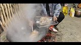秋妹和姐姐做四川名菜东坡肘子，肥而不腻，一人抱着啃一只，过瘾