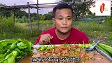 泰国小哥吃凉拌三文鱼