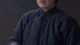 村妇得知丈夫已死，拿着当初丈夫送给她的旗袍痛哭