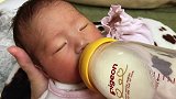 新生儿第一次用奶瓶喝奶，吸得滋滋作响，戴耳机听这声音真好听