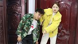 外卖小伙送餐迟到，女子让他赔2千块钱否则投诉，这时丈夫回来了