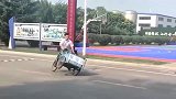 男子大街上挑战倒骑三轮车，发生这种事，个月的暑假工白做了！