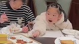 姐妹齐力同心互相配合吃烤鸭，妹妹看到肉两眼放光