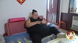 小伙喜提新车满世界炫耀，不料被弟弟反将一军，结局太搞笑了