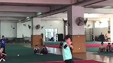 男生在武术课测验中，打出一套精彩醉拳，赢得在场同学的一致好评