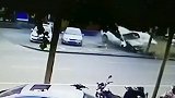 轿车失控冲向路边 铲倒一排单车猛撞大树