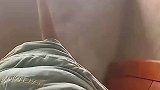 男子将被子摊开，肉眼可见手散发着热气