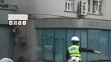 交警挡住车流，守护他过马路