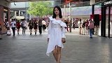 时尚美女，纯白色的裙子少女感满满，姑娘是要迷死人的节奏