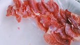 蓝天，白云下的草原，手抓肉，生吃牛肉无比欢快