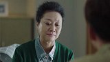 小伙向岳母保证不会离开，岳母听了十分感动