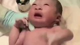 这个宝宝火了，一出生就会喊“妈妈”了，在场的医生护士都笑翻了
