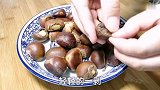生板栗去壳原来这么简单,学会这2个技巧,几秒钟一个,太简单了