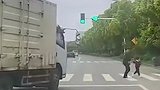 信号灯变化瞬间，货车突然压线右转……鄂WJP928，为你点赞