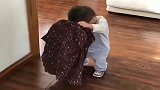 爸爸带娃一天，娃翻出妈妈的衣服，哭着喊妈妈