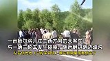 哈尔滨一载20多人大客车翻进壕沟，目击者：与三轮车发生碰撞有乘客受伤
