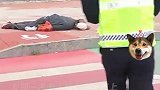 老兵买菜回家路上摔倒，执勤交警发现后立即上前救助