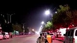 十岁男孩，路边扫街撑起一个家