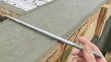 男子将钢筋插进水泥中，网友见状议论纷纷