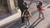 也不知道是爸爸遛娃，还是娃遛爸爸，网友：貌似娃遛爸爸
