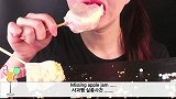 小姐姐吃颜值超美的超大烤棉花糖糖葫芦，看起来就很好吃啊