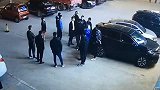 好多人在酒吧门口发生争执，带头大哥的反应让人佩服！