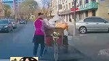 大姐推车时货物掉落，后车司机和路人的做法太暖了