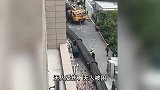 23层楼高吊车突然倾倒坠落，一男子在建材夹角处逃生