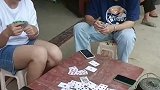 表兄妹一起玩扑克旁边放口锅，个个被画成花脸猫