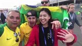 PP体育前方直击：桑巴风情会传染！美女记者也跟着球迷嗨起来啦