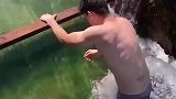 不要命了？男子在激流中游泳，好友见状拍手叫好