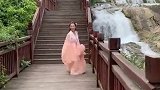景区偶遇一位汉服小姐姐，本以为是个淑女，下一秒却暴露了本性！