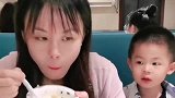 妈妈还想再吃一碗，萌娃的反应亮了，网友钢铁直男继承者！