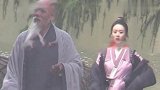 赵丽颖《有翡》路透照曝光,穿粉色衣演少女,高扎马尾娇俏可爱