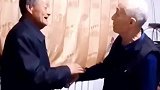 105岁父亲教训75岁儿子，在父母眼里再大都是孩子