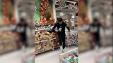 街头小霸王！周通逛商场突然脚痒 小玩偶当球颠不亦乐乎