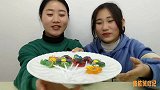 俩妹子试吃趣味“昆虫世界棒棒软糖”，可爱粘上巧克力，甜蜜软Q