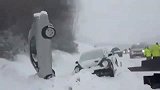 车在囧途 数辆汽车高速路上变雪人