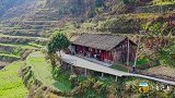 梯田的一户人家，依山而居犹如世外桃源，过着简单的大山生活