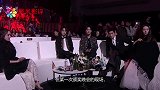迪丽热巴杨幂被点名上台，杨幂留步挽住热巴的手，关系一目了然