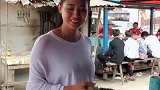 实拍缅甸姑娘吃路边摊，徒手把圆圆的水果抛出半空，动作很娴熟