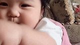 小胖妹的表情，真的好呆萌呀