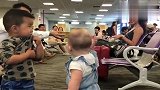 机场偶遇的中国小男孩和外国小女孩,接下来发生的一幕太暖心了!