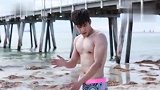 韩东君海滩狂练肌肉，大方露腹肌