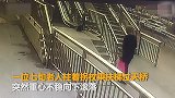 【河南】七旬老人从扶梯上摔倒滚落 俩热心小伙百米冲刺施救