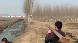 这哥俩也太会玩了，硬生生的把鞭炮玩出了新高度啊