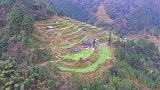 深山里的人家，没有公路，安安静静，生活无忧无虑！