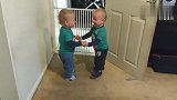 一岁半的双胞胎萌宝宝探戈跳的有模有样,这俩宝宝也太可爱了吧！