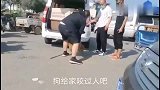 狗市：马犬太凶，主人拿棍防身，进了铁笼后直接发飙了！