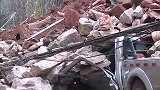 江西一小区挡土墙倒塌瞬间砸埋3车 车主：刚下车不到2分钟